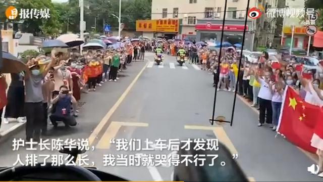 深圳龙岗区居民自发为医护人员送行，队伍看不到头！画面感人-第4张图片-深圳弱电安装公司|深圳弱电安装工程|深圳弱电系统集成-【众番科技】